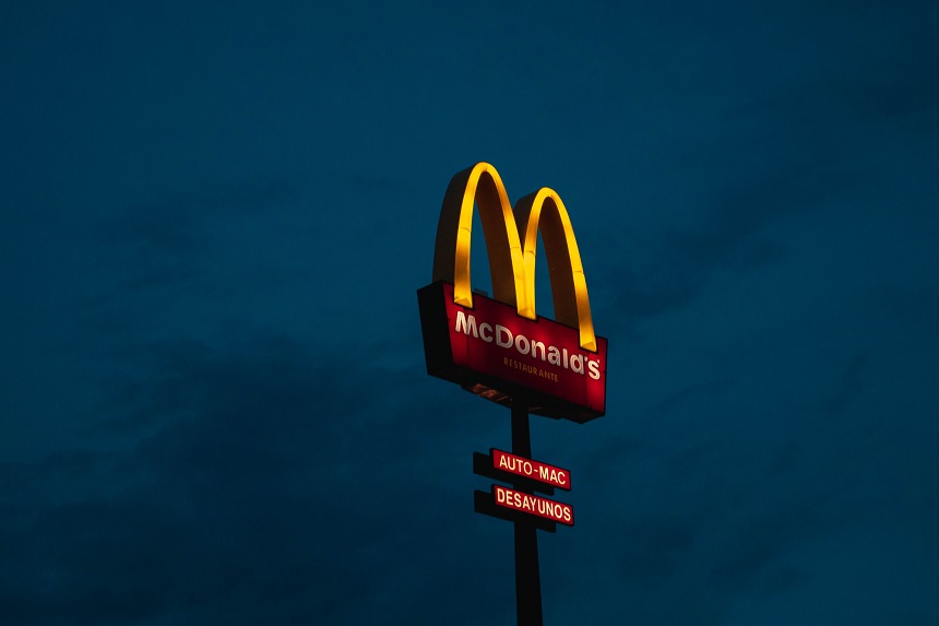 Biển quảng cáo chữ M của McDonald's